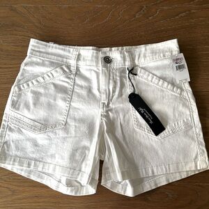 White shorts Supplies by Union Bay 4 pocket cotton spandex shorts in size 6.
